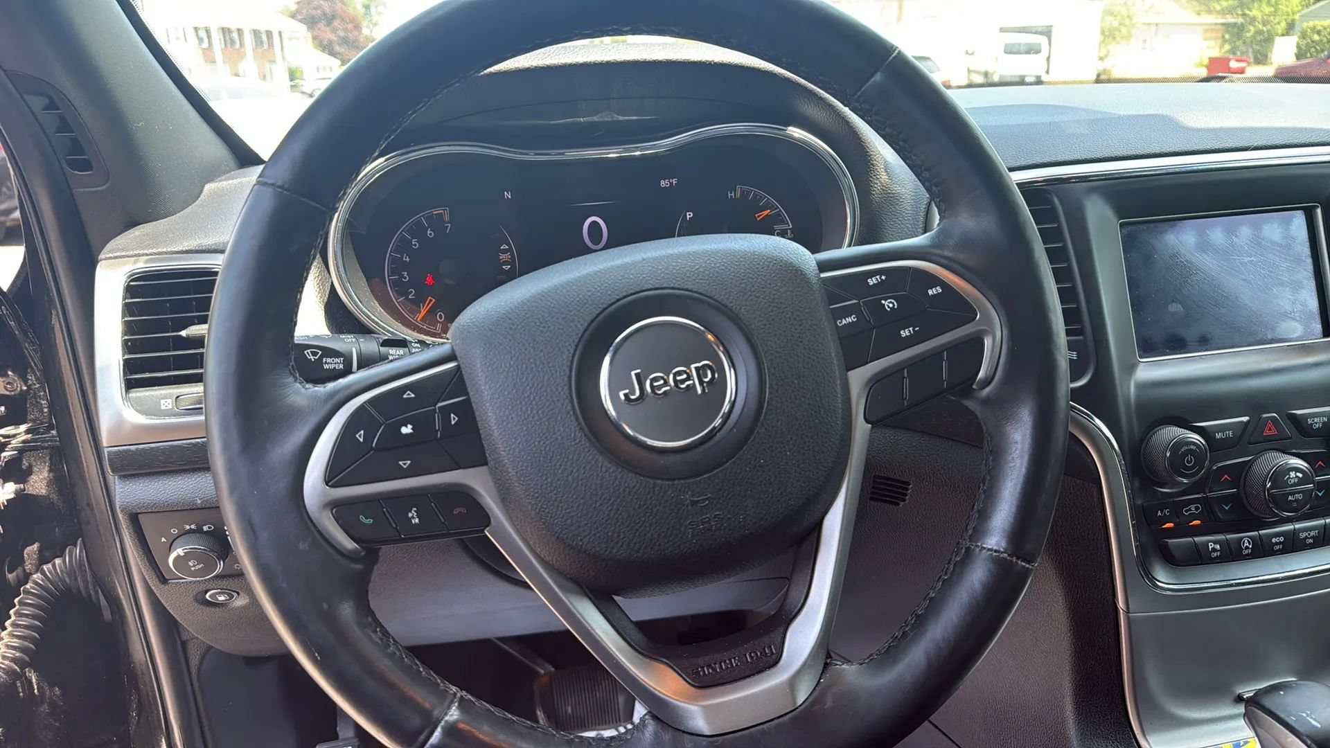 Used 2018 Jeep Grand Cherokee Laredo AWD/4WD image 17