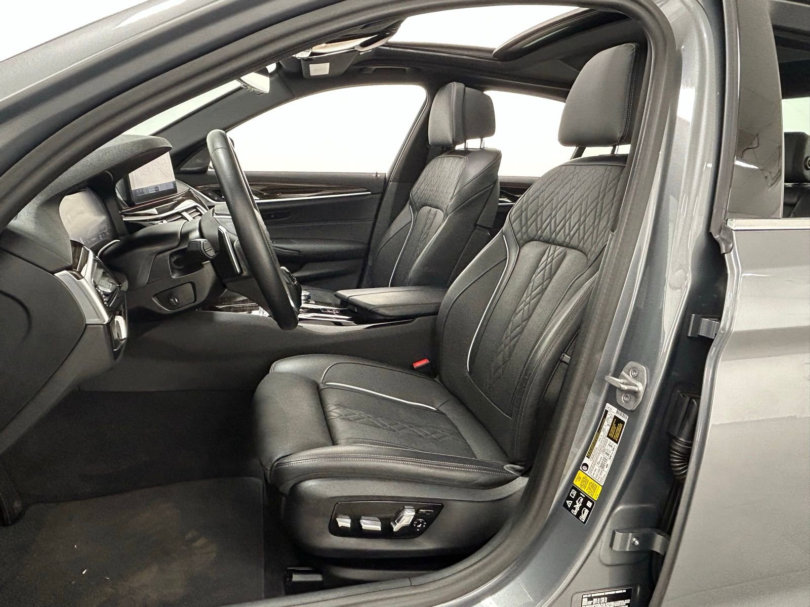 Used 2023 BMW 540i xDrive w/ Premium Package image 28