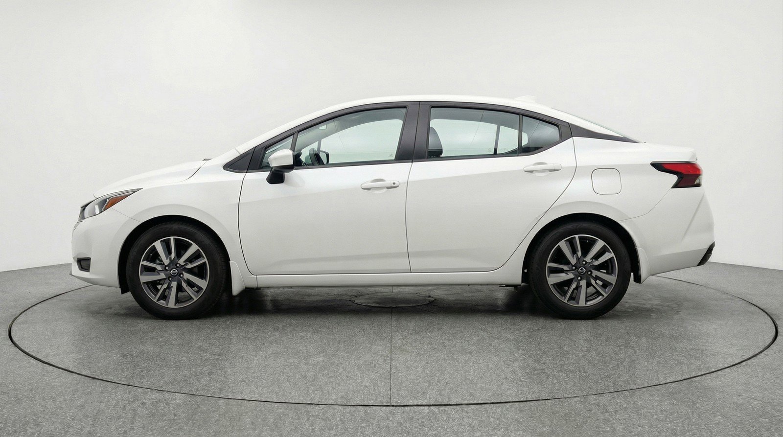 Used 2025 Nissan Versa SV image 5