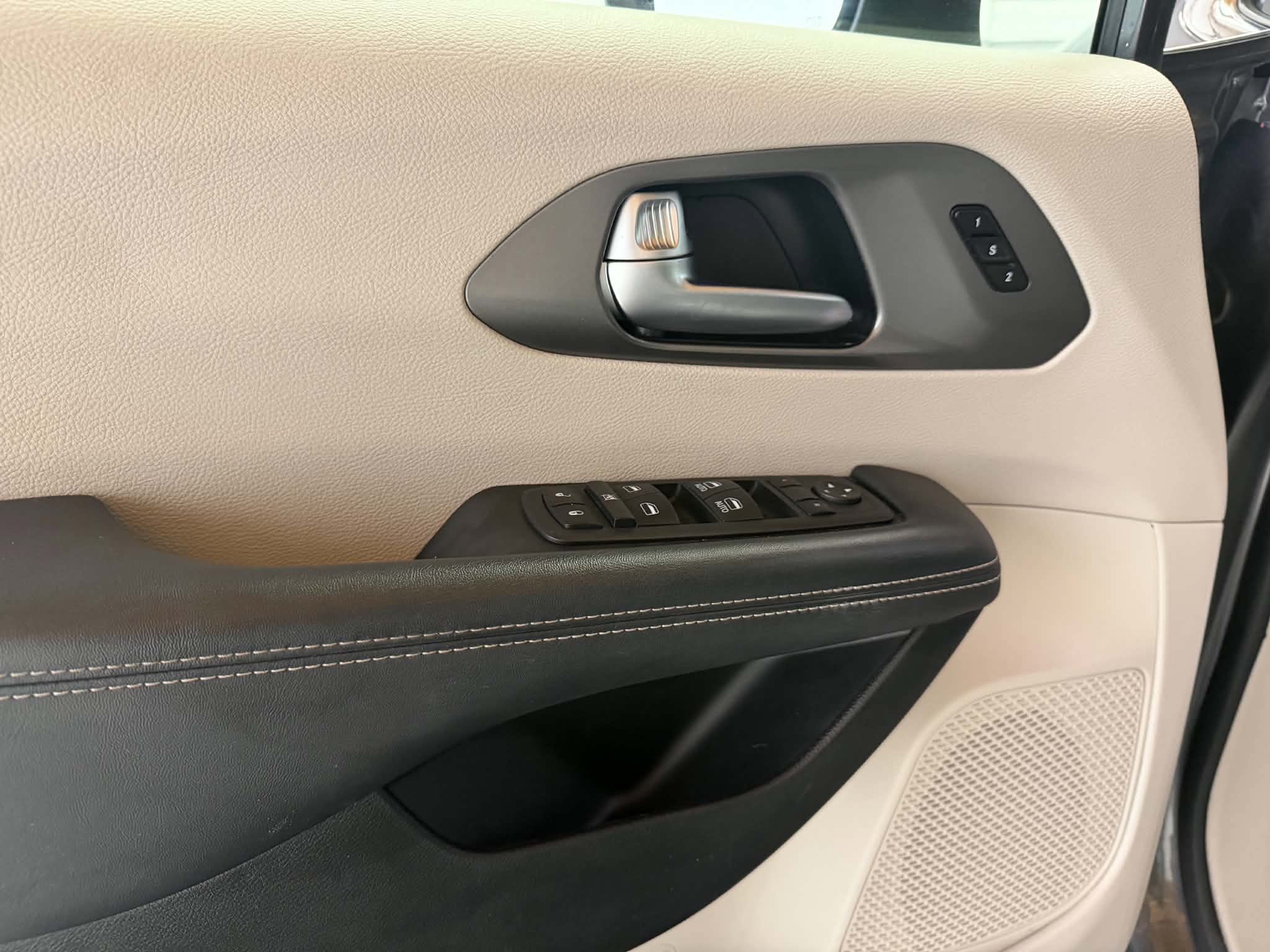 Used 2023 Chrysler Pacifica Touring-L FWD image 12