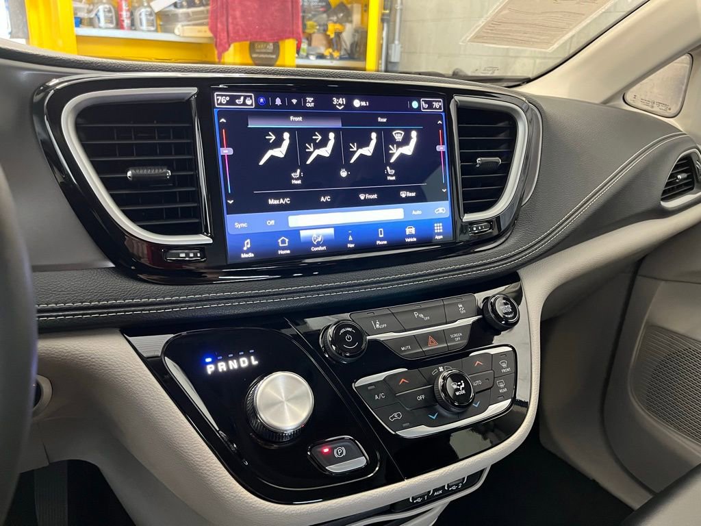 Used 2024 Chrysler Pacifica Select image 21