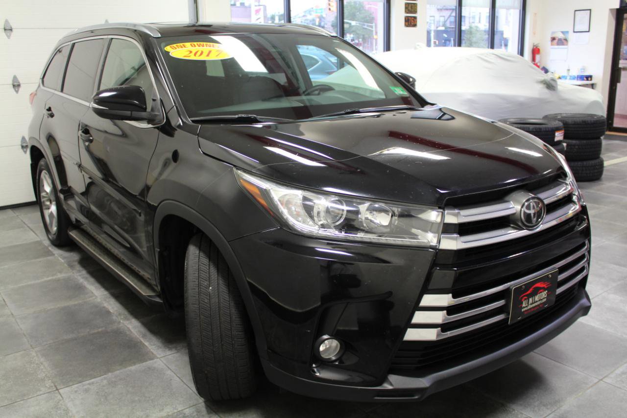Used 2017 Toyota Highlander Limited Platinum image 3