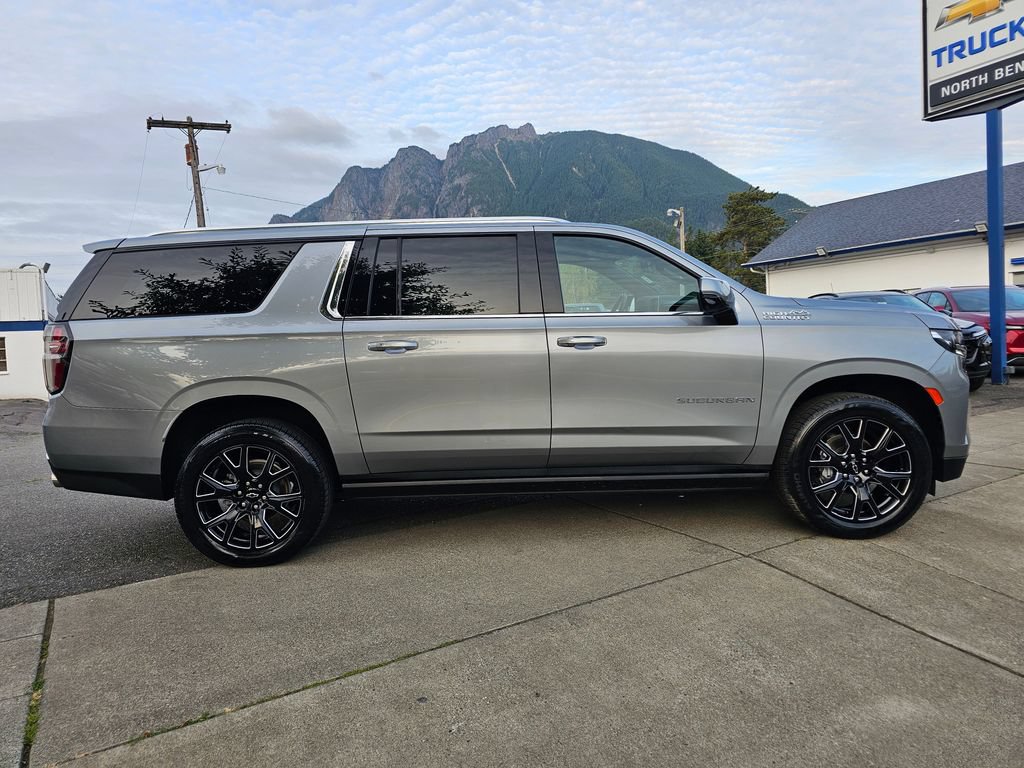 Used 2023 Chevrolet Suburban High Country w/ Premium Package 2 AWD/4WD image 4