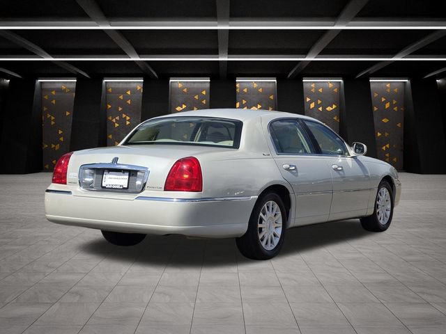 Used 2006 Lincoln Town Car Signature RWD image 4