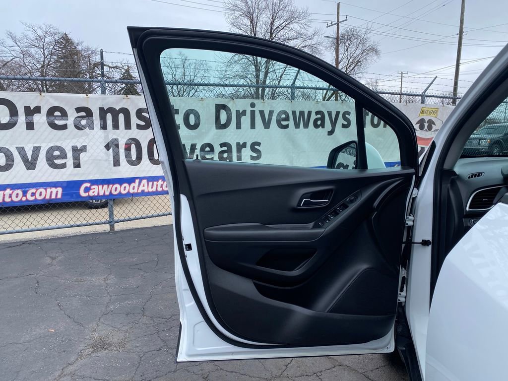 Used 2020 Chevrolet Trax LS w/ Tint and Cruise Package FWD image 11