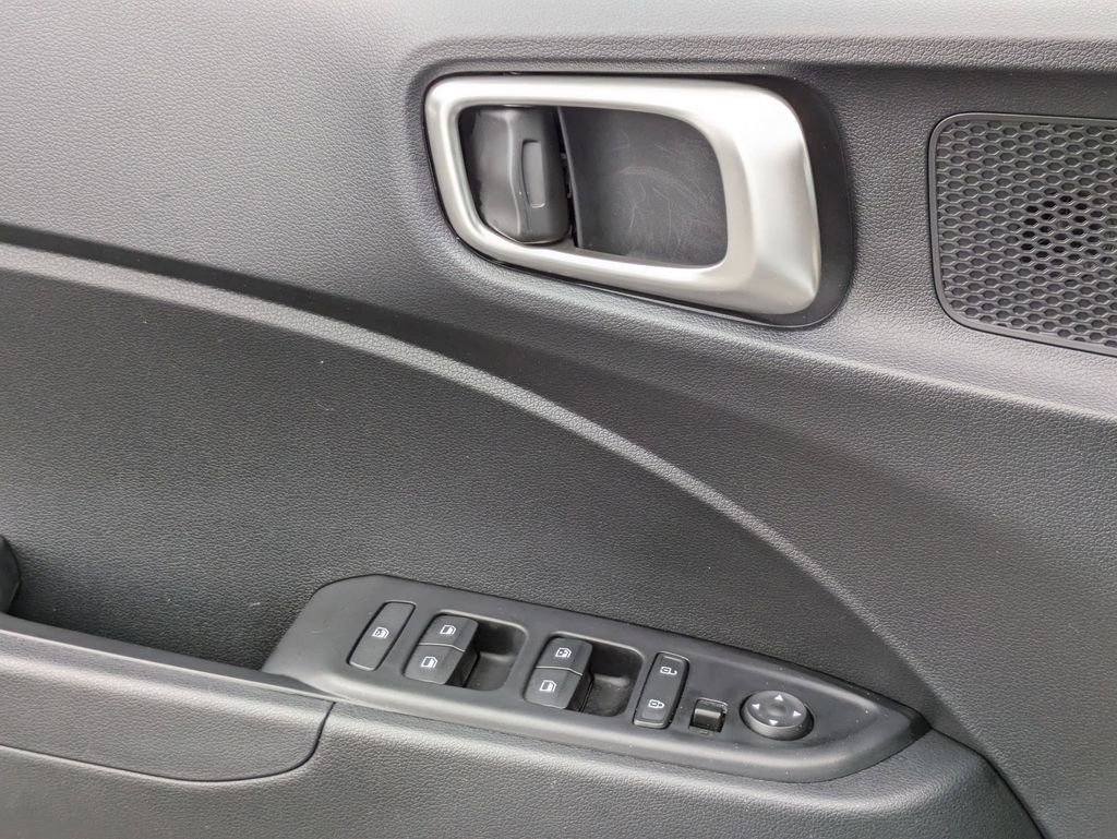 Used 2025 Hyundai Venue SEL image 13