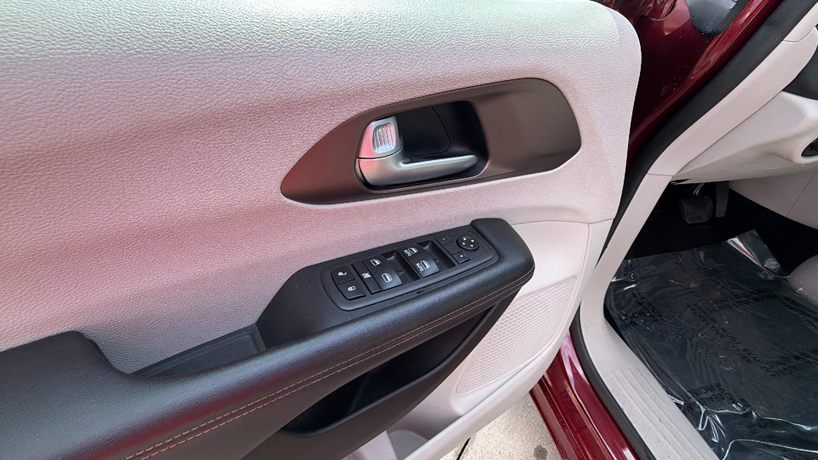 Used 2018 Chrysler Pacifica Touring-L w/ Tire & Wheel Group image 15