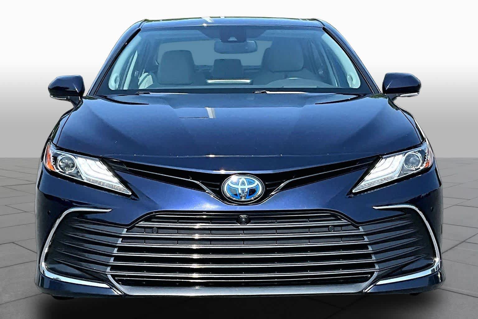 Used 2021 Toyota Camry XLE w/ Navigation Upgrade Package FWD image 4