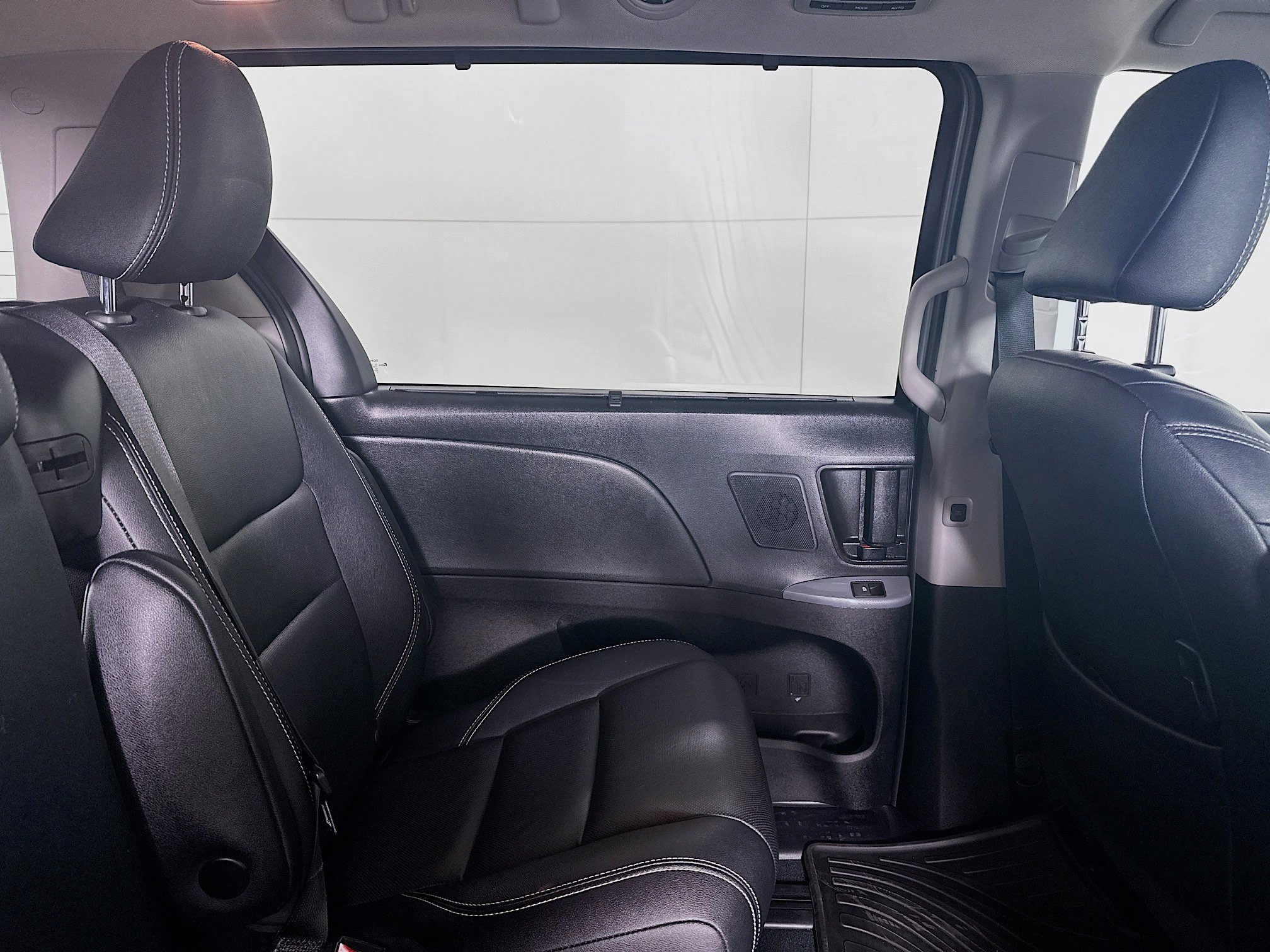 Used 2020 Toyota Sienna SE w/ SE Preferred Package image 32