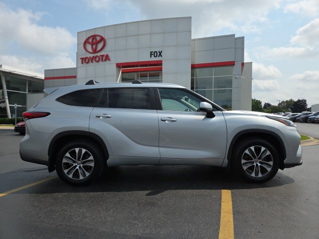 Used 2023 Toyota Highlander XLE AWD/4WD image 8