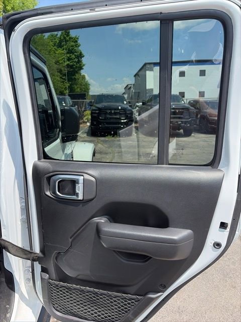 Used 2022 Jeep Gladiator Willys AWD/4WD image 23