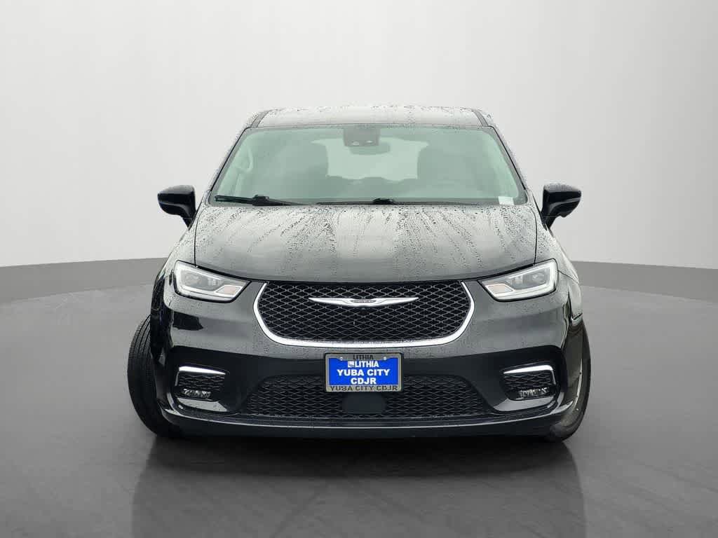 Used 2023 Chrysler Pacifica Touring-L FWD image 2