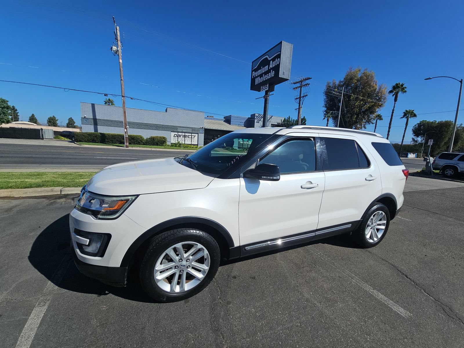 Used 2017 Ford Explorer XLT w/ Equipment Group 201A FWD image 2