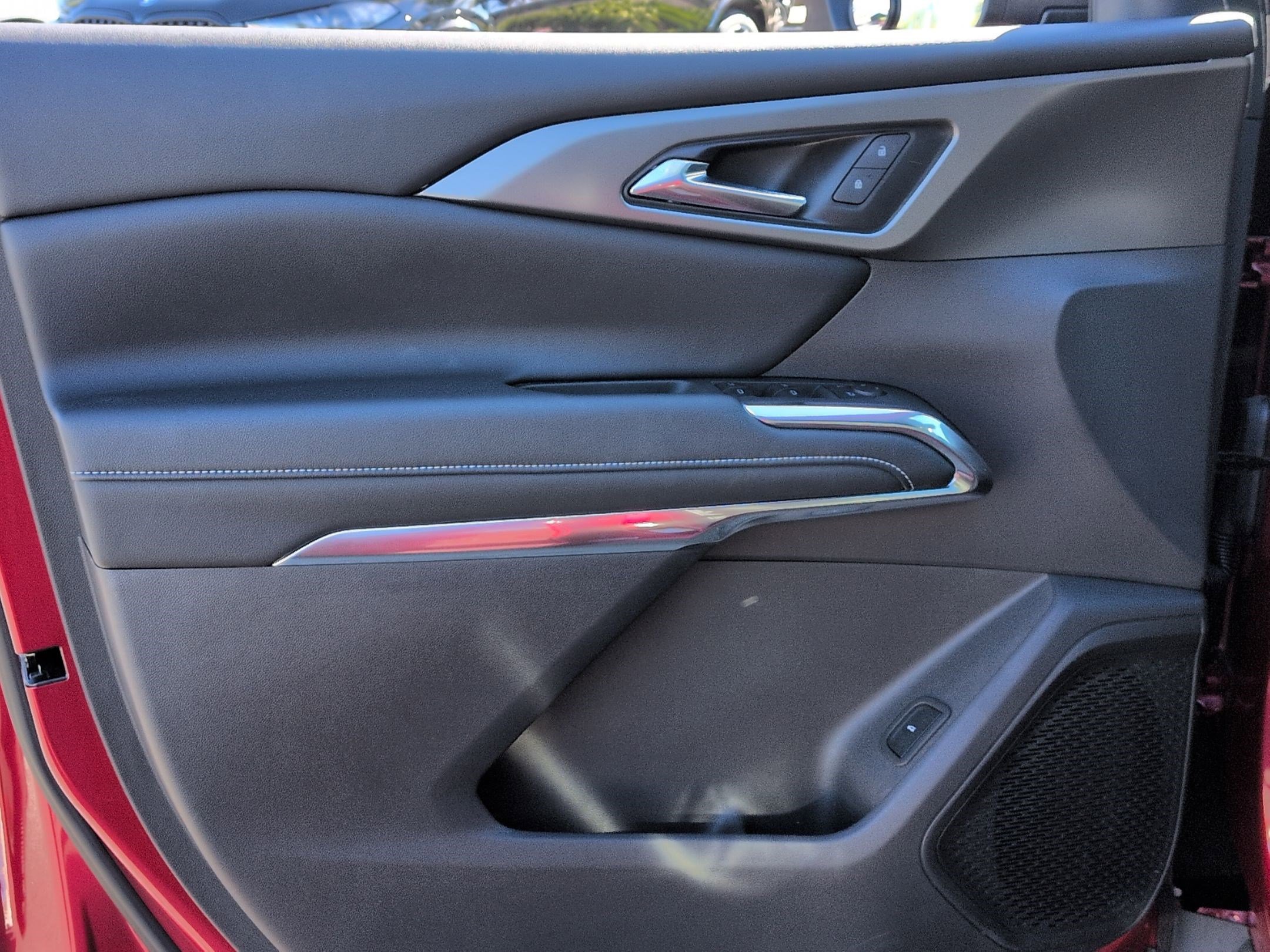 Used 2025 Chevrolet Traverse LT w/ Midnight/Sport Edition image 14