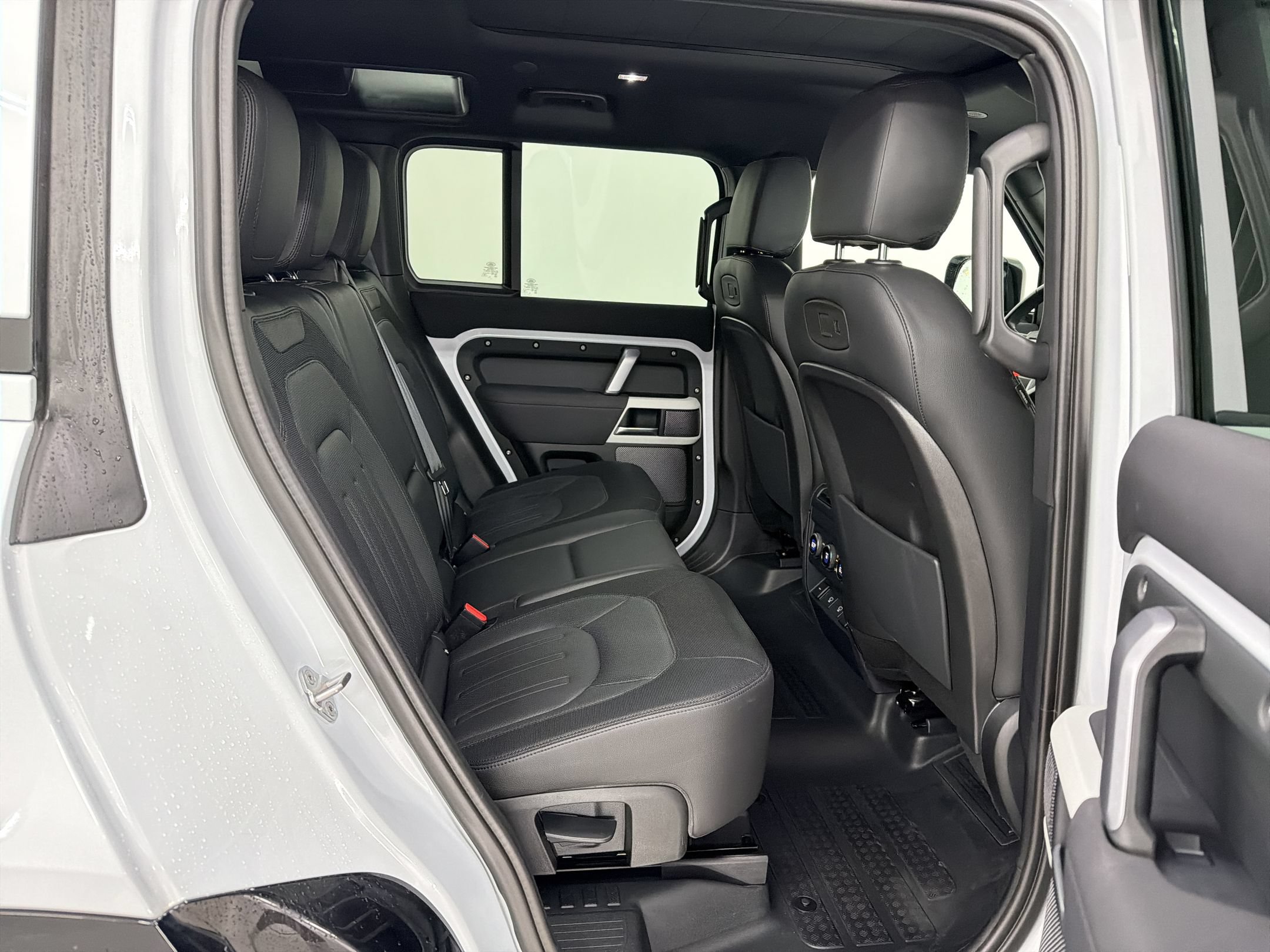 Used 2021 Land Rover Defender 110 X-Dynamic SE AWD/4WD image 24