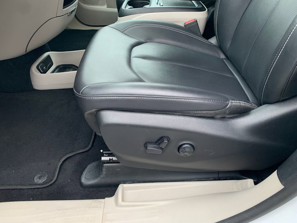 Used 2024 Chrysler Pacifica Touring-L image 14