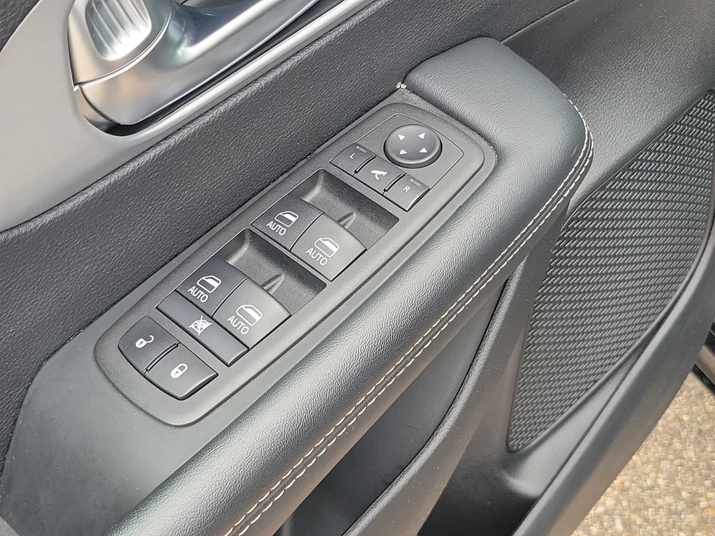 Used 2025 Chrysler Pacifica Limited FWD image 12