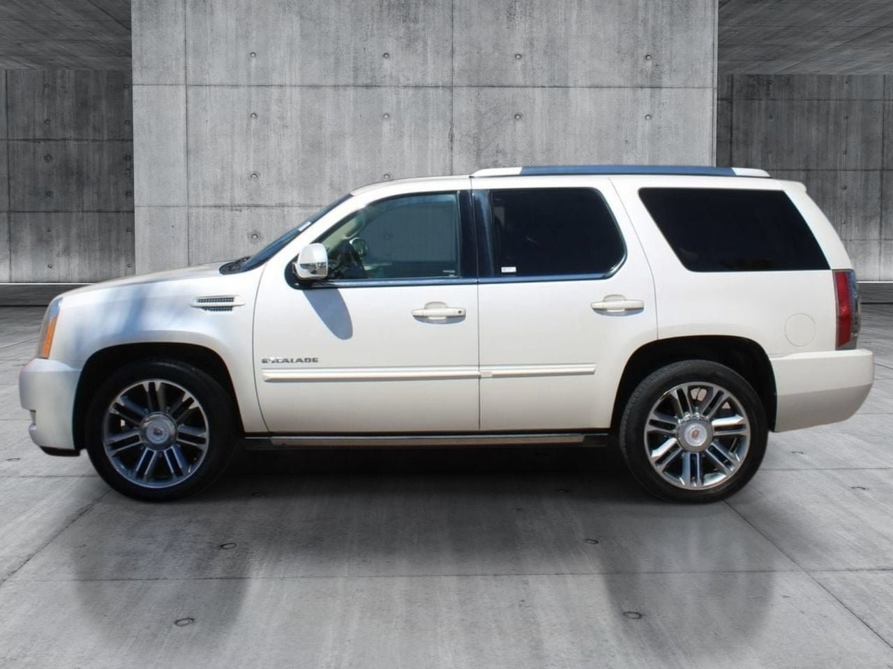 Used 2013 Cadillac Escalade Premium AWD/4WD image 2