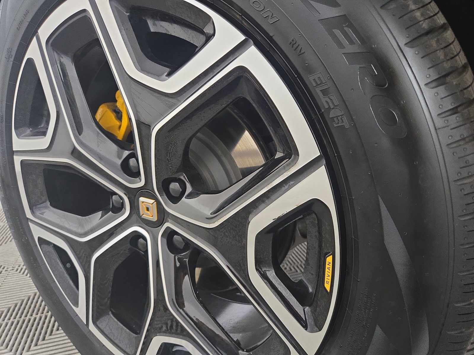 Used 2023 Rivian R1S Launch Edition Quad AWD/4WD image 35