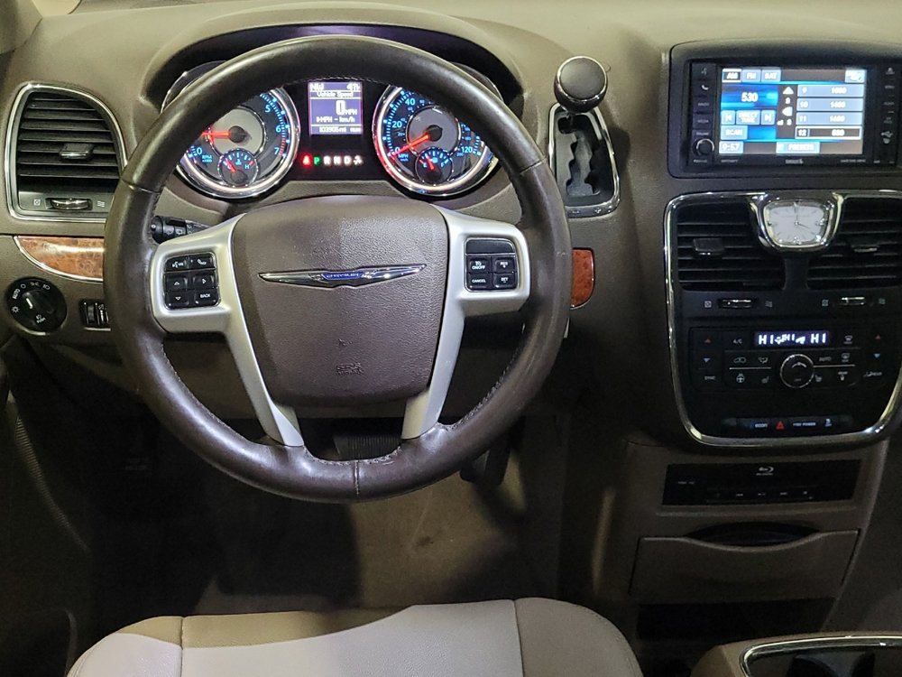 Used 2015 Chrysler Town & Country Touring-L w/ Driver Convenience Group image 22