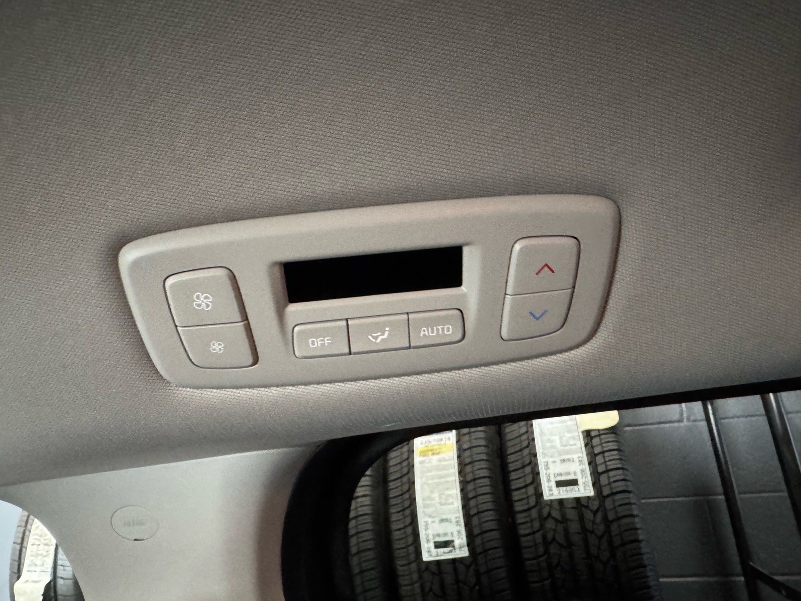 Used 2025 Kia Carnival FWD image 12