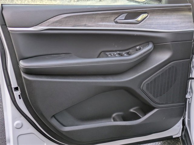 New 2026 Jeep Grand Cherokee Laredo image 12