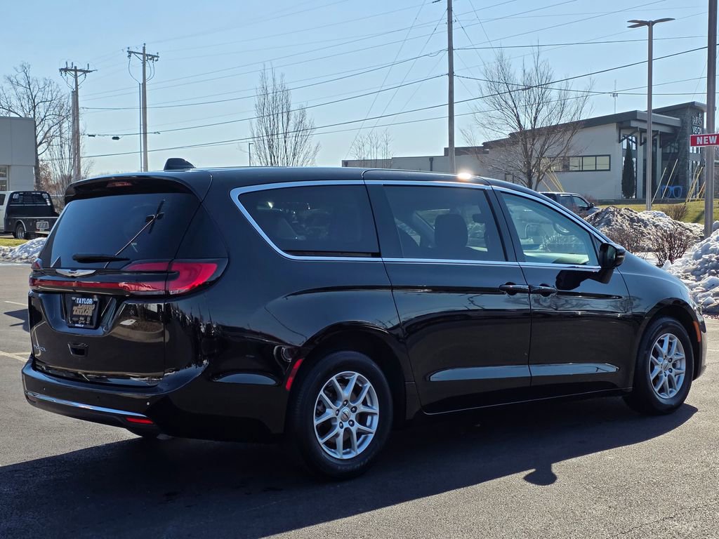Used 2024 Chrysler Pacifica Touring-L image 5
