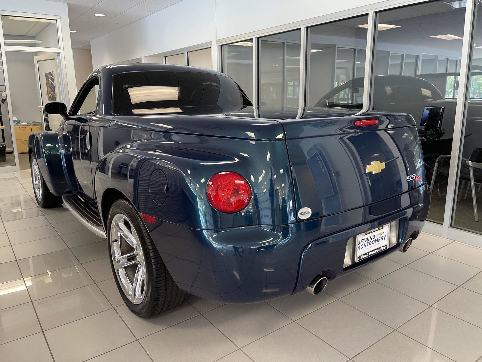 Used 2005 Chevrolet SSR w/ Preferred Equipment Group RWD image 3
