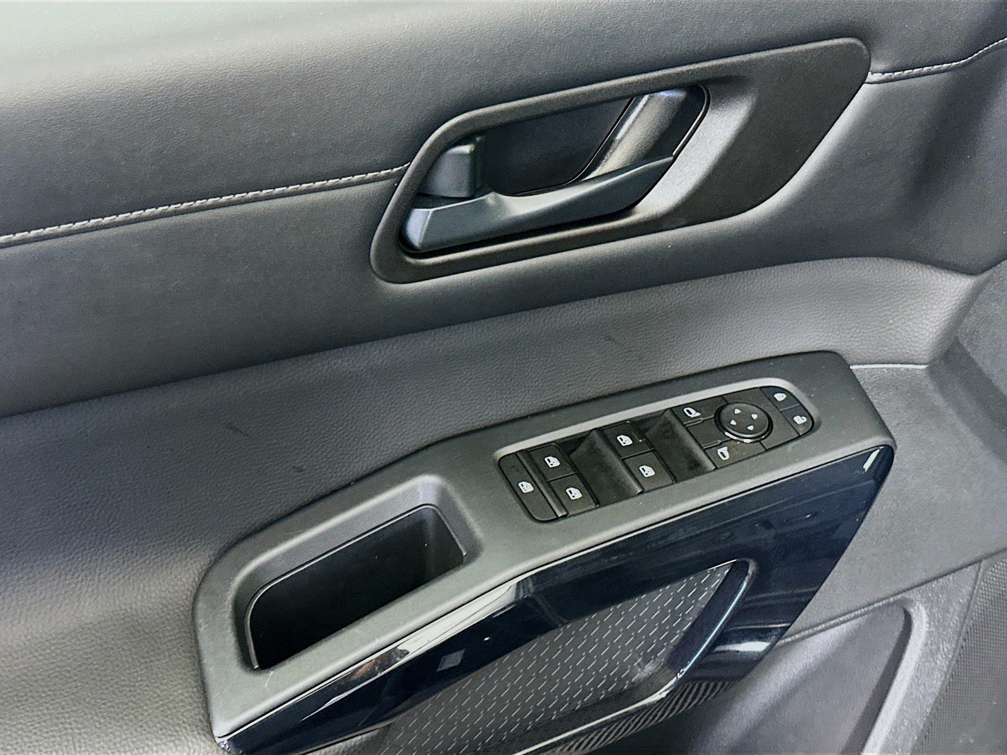 Used 2025 Nissan Pathfinder SV FWD image 15