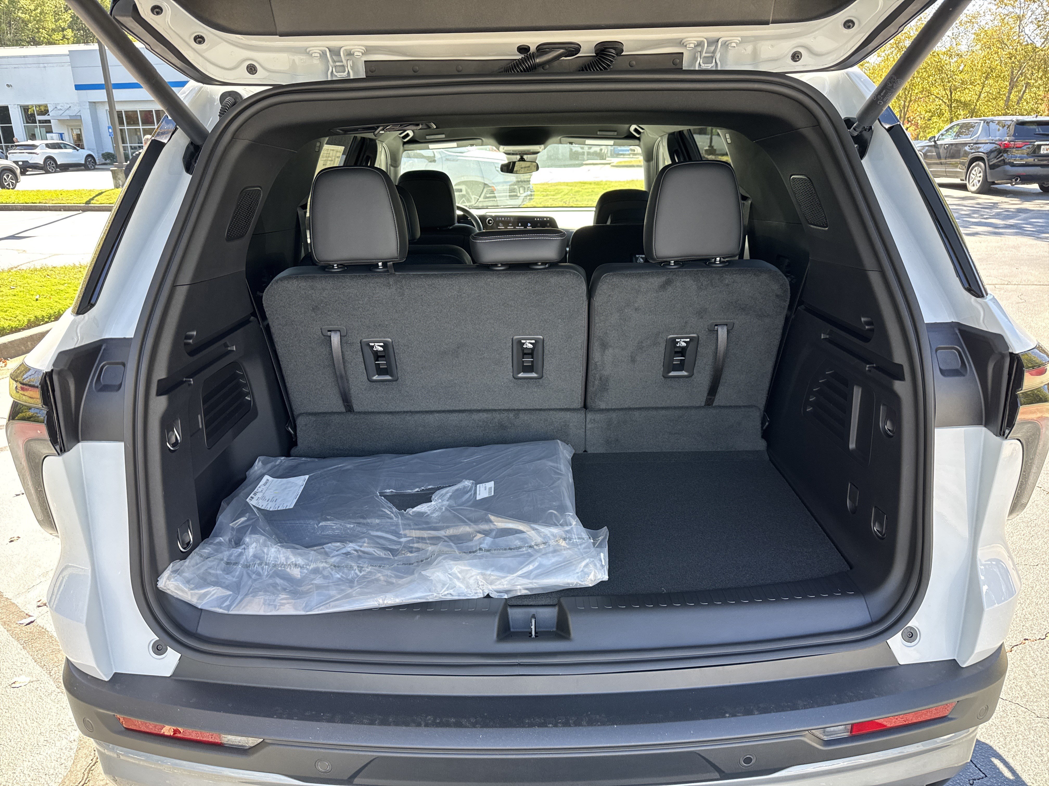 New 2027 Chevrolet Traverse LT w/ LPO, Floor Liner Package FWD image 19