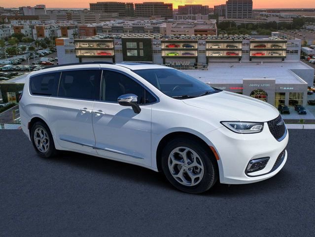 Used 2023 Chrysler Pacifica Limited FWD image 1