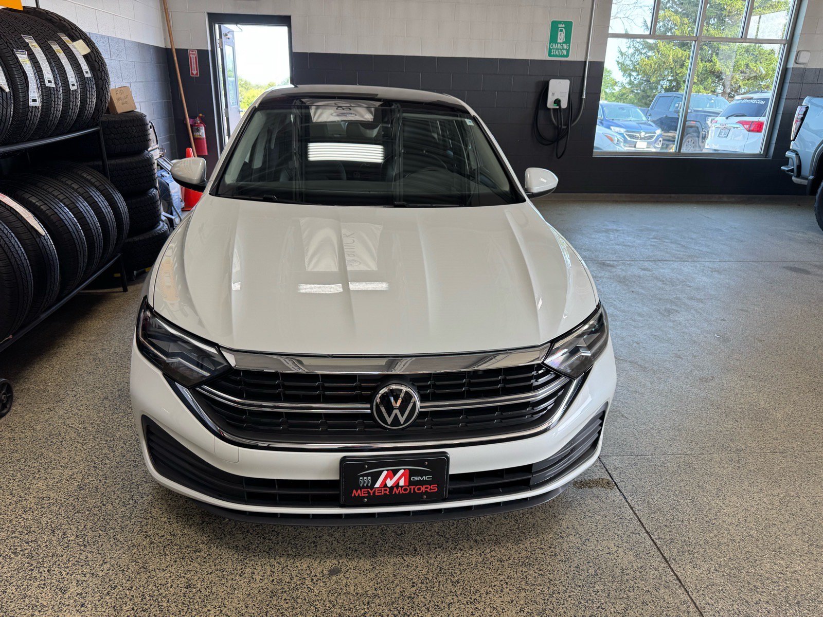 Used 2024 Volkswagen Jetta SE w/ Panoramic Sunroof Package FWD image 2