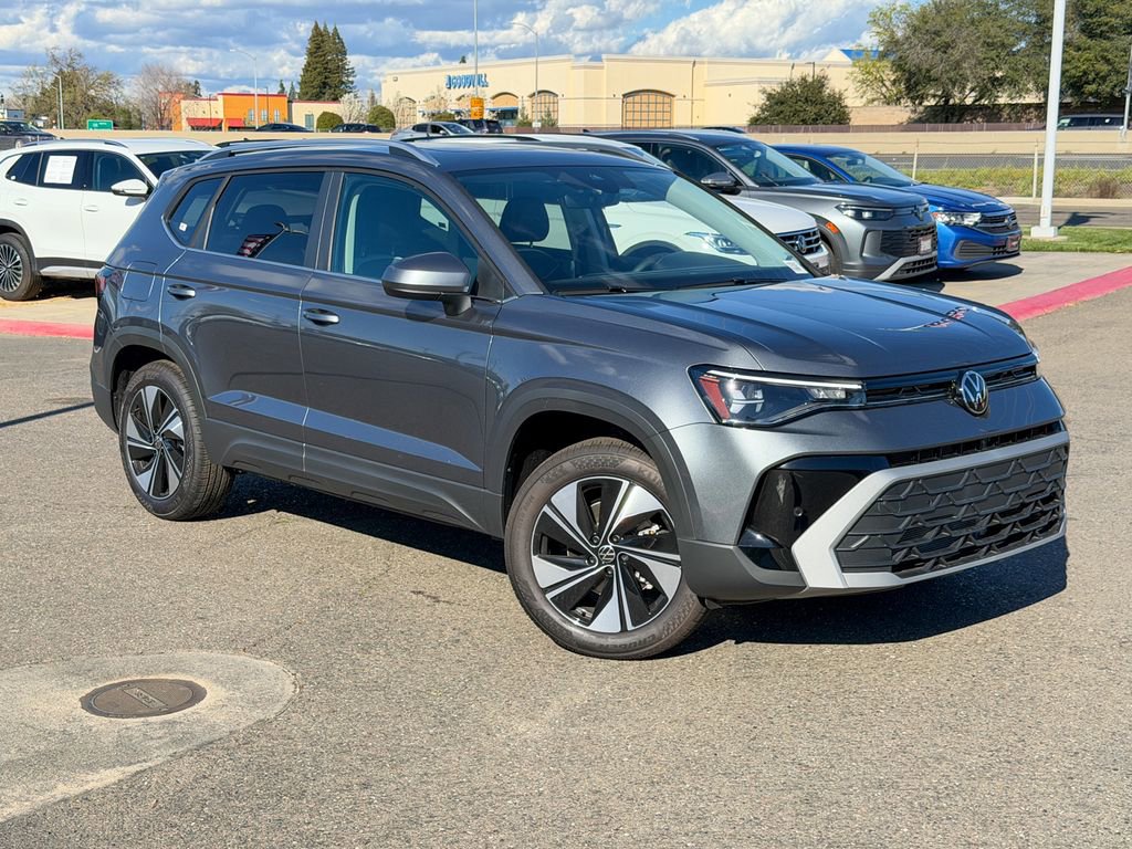 New 2026 Volkswagen Taos SE image 3
