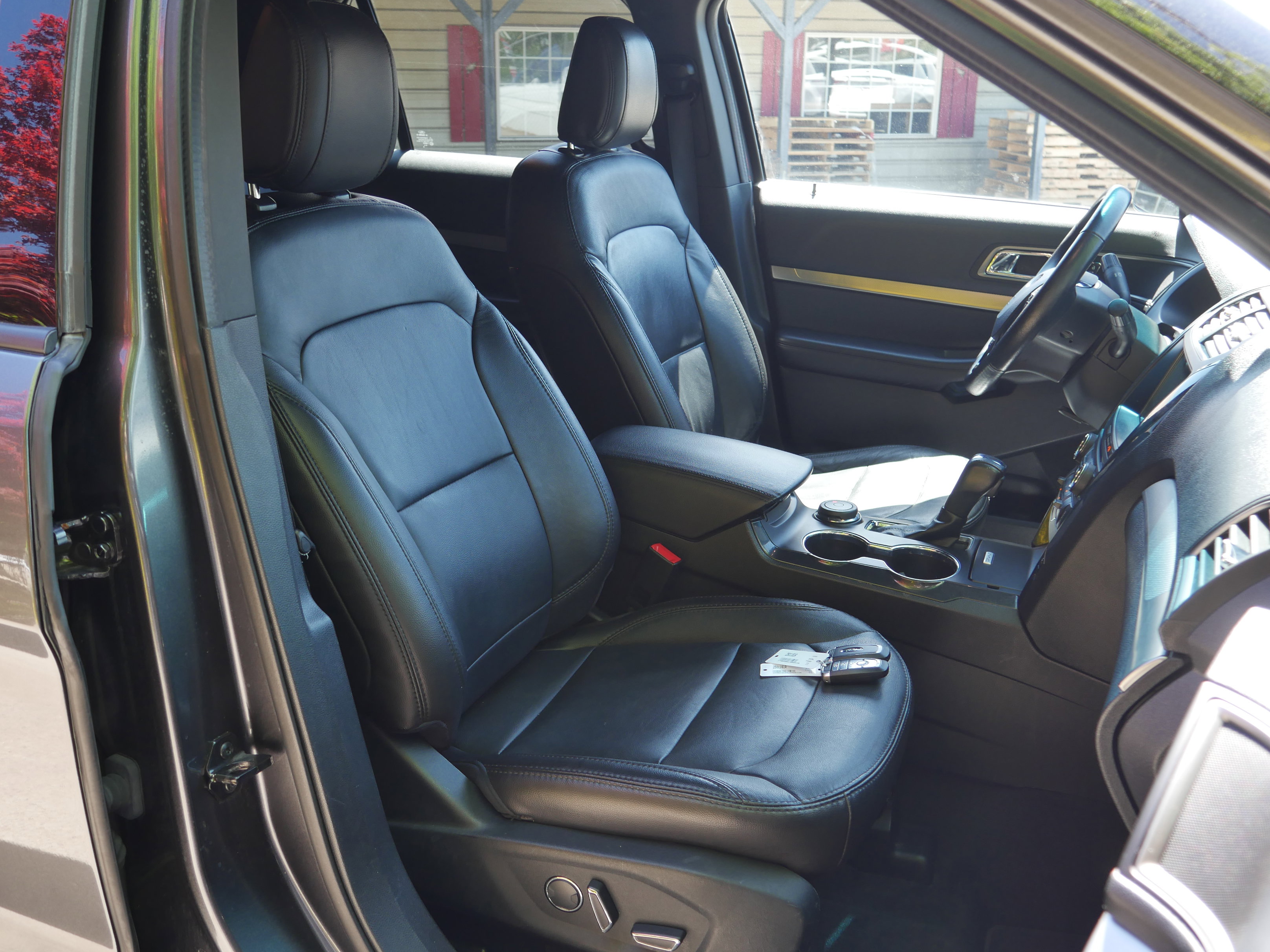 Used 2018 Ford Explorer XLT w/ Equipment Group 202A AWD/4WD image 27