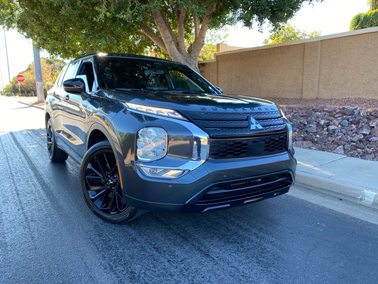 Used 2024 Mitsubishi Outlander SE Black Edition image 2