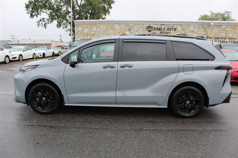 Used 2025 Toyota Sienna XLE Woodland Edition AWD/4WD image 4