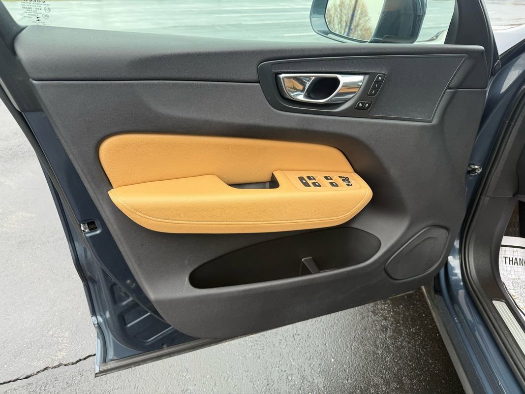 Used 2018 Volvo XC60 T5 Momentum w/ Vision Package image 10