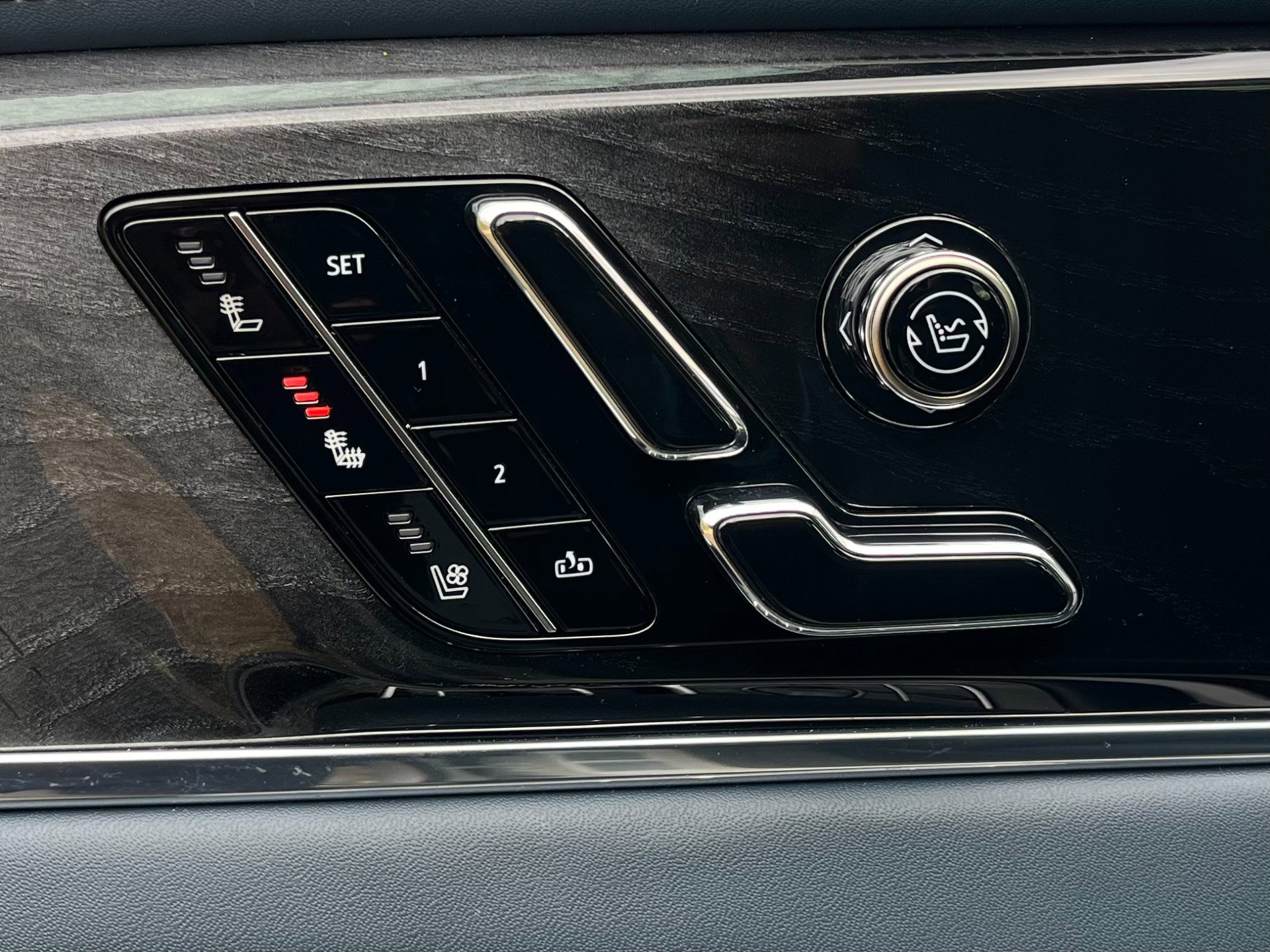 Used 2025 Cadillac Escalade IQ Luxury 2 image 29