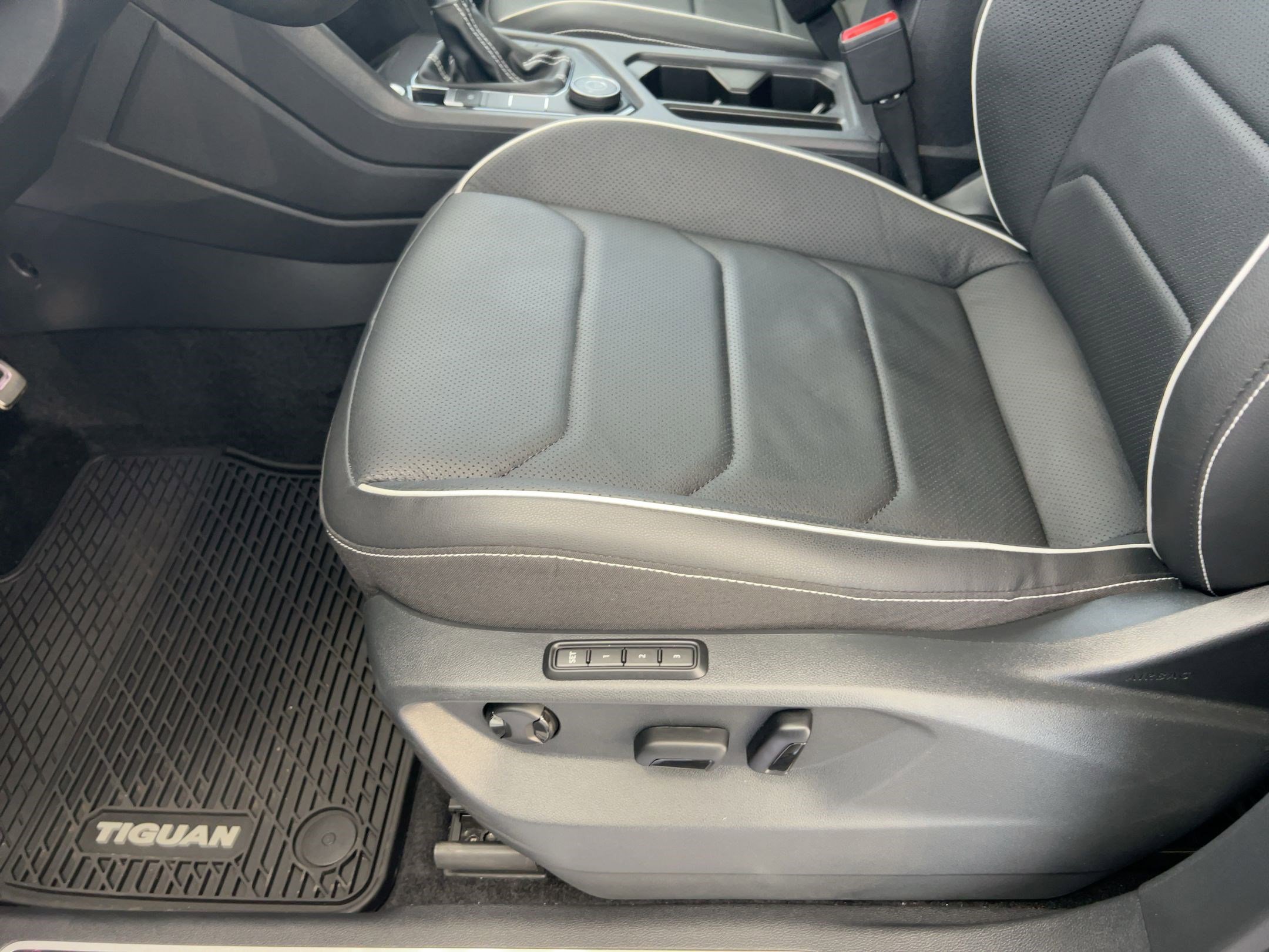 Certified 2023 Volkswagen Tiguan SEL R-Line image 14