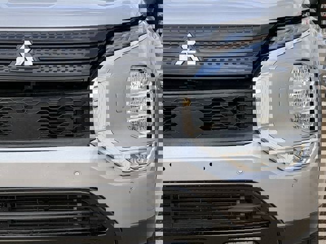 Used 2023 Mitsubishi Outlander SE image 8