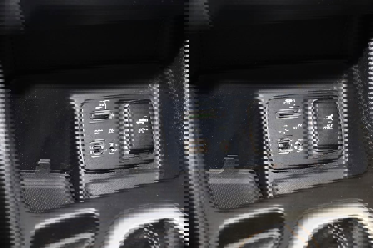 Used 2018 Jeep Cherokee Latitude Plus w/ Cold Weather Group FWD image 24