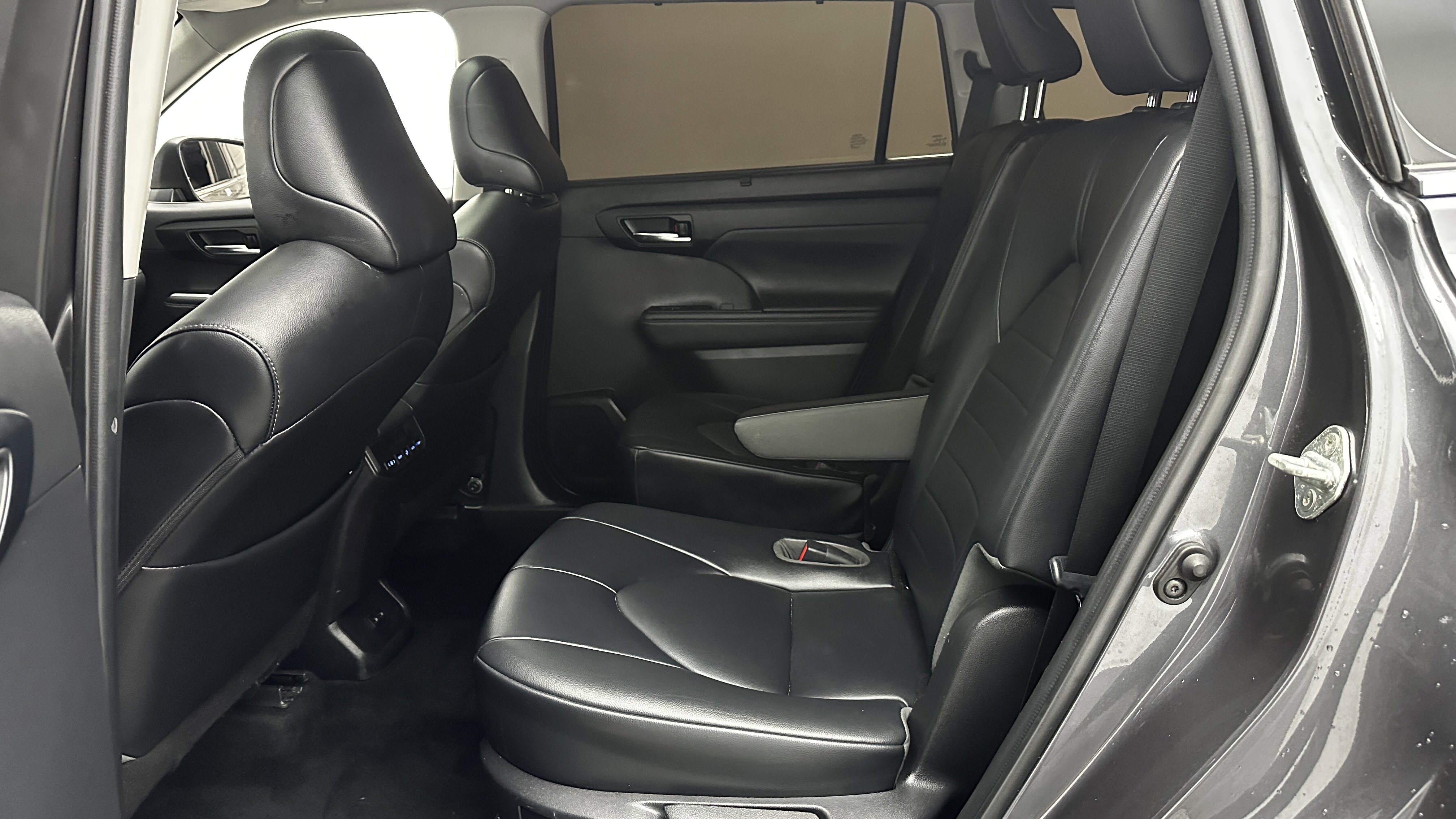 Used 2022 Toyota Highlander XLE image 24