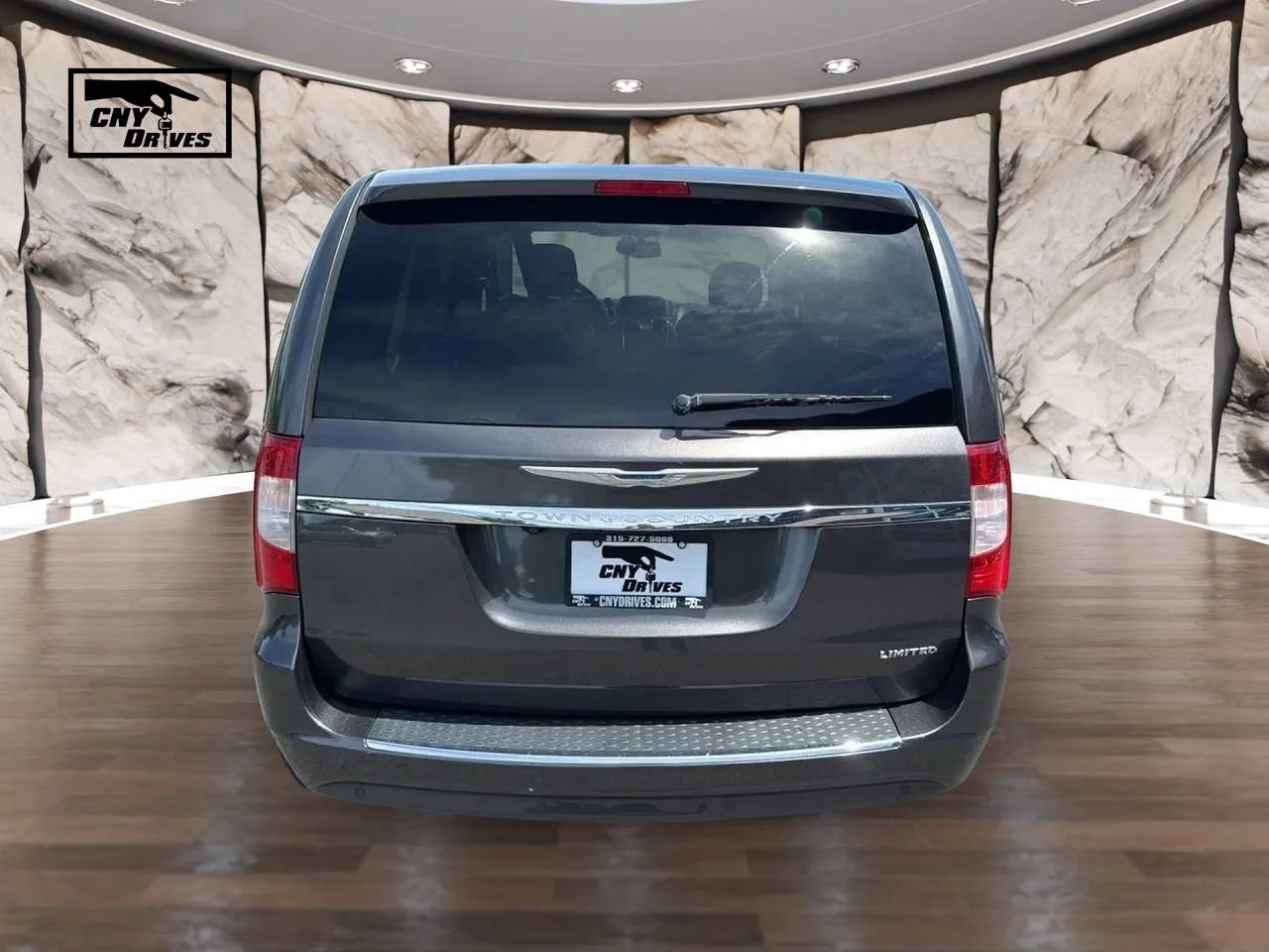 Used 2016 Chrysler Town & Country Limited Platinum FWD image 7