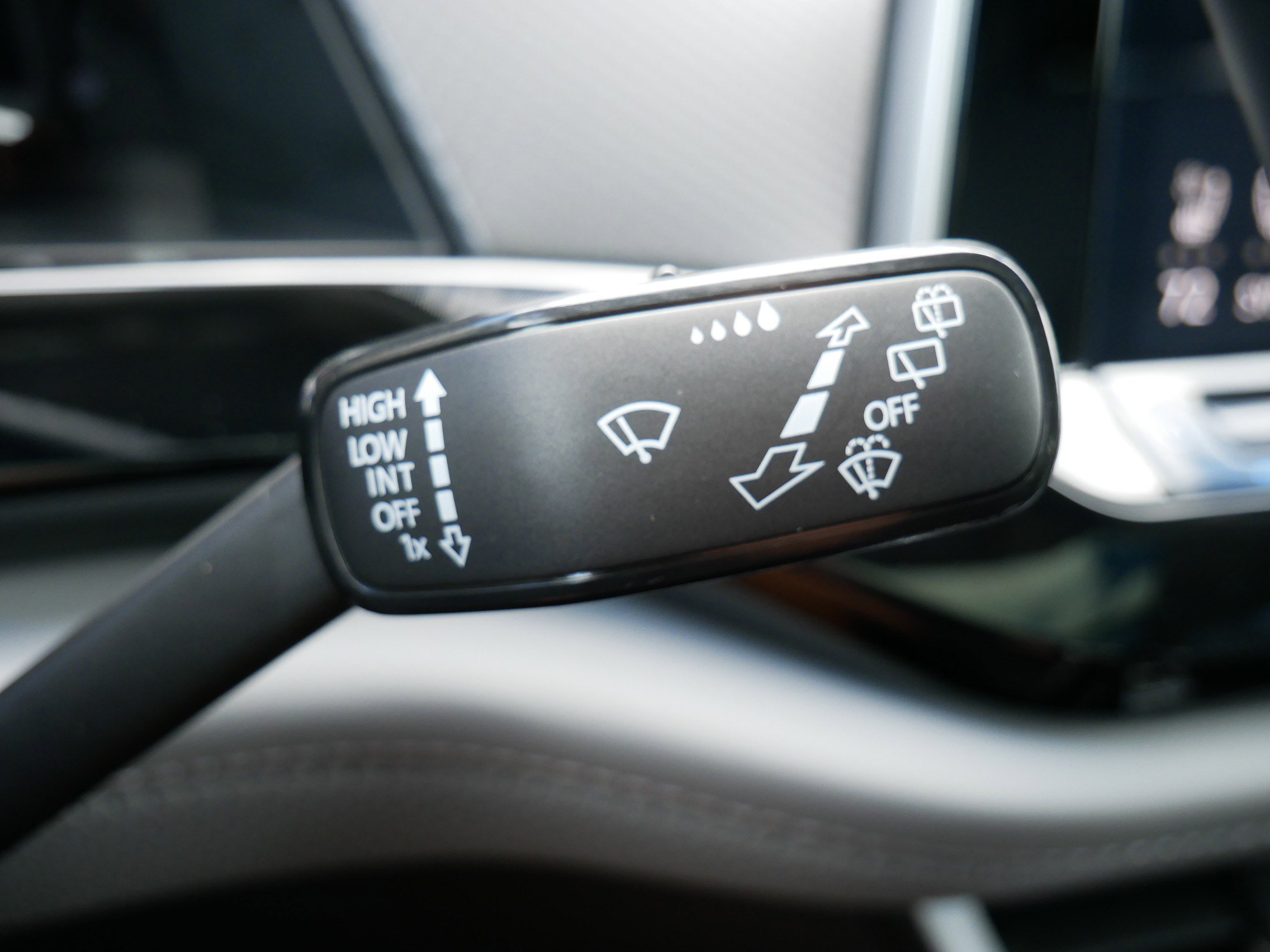 Certified 2025 Volkswagen Atlas Peak Edition SE image 28