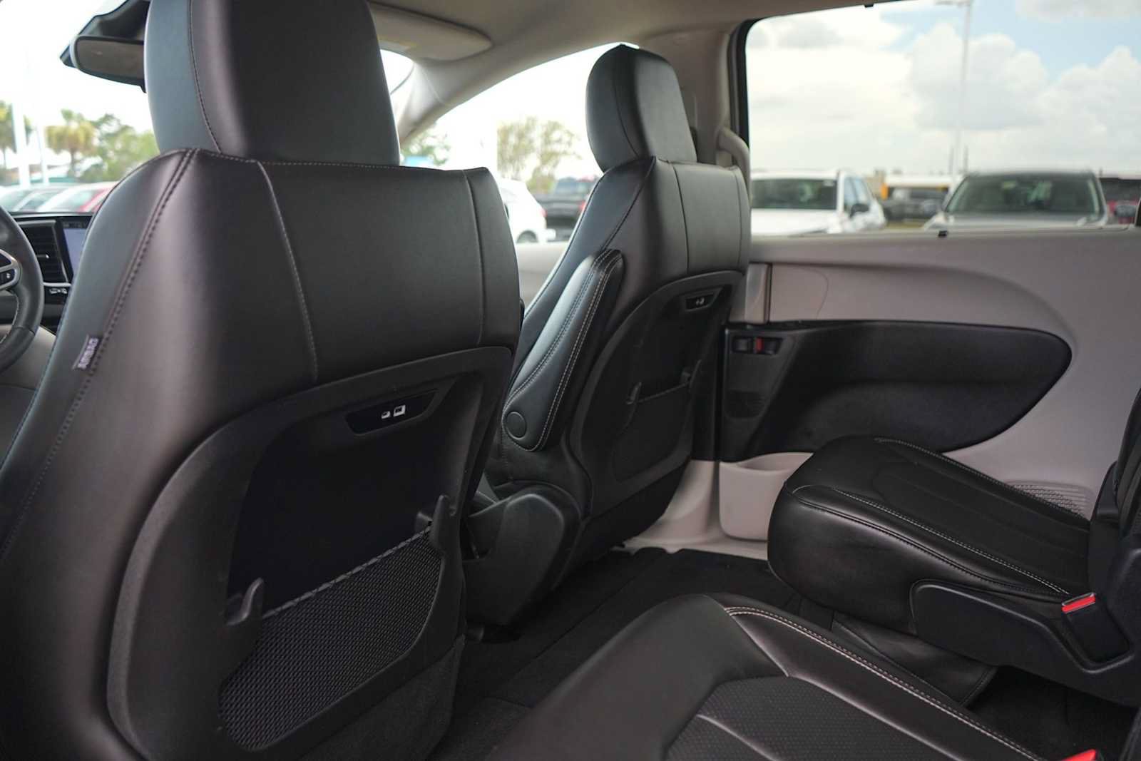 Used 2024 Chrysler Pacifica Touring-L FWD image 13