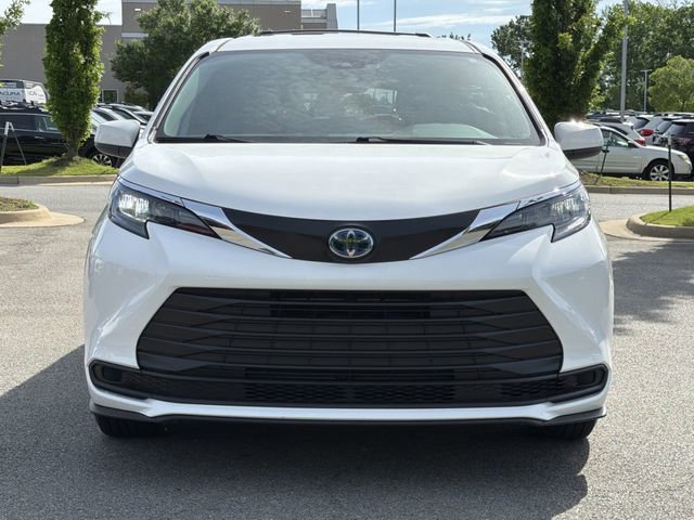 Used 2025 Toyota Sienna LE FWD image 8