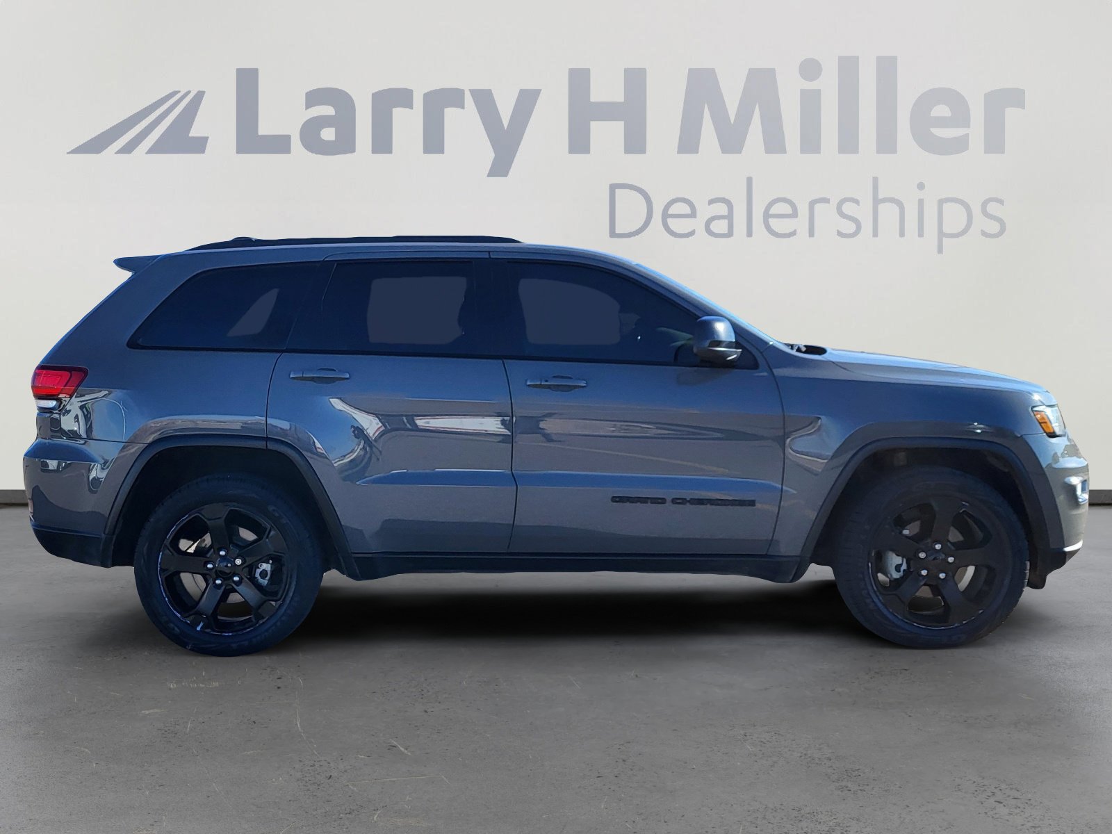 Used 2019 Jeep Grand Cherokee Laredo image 6