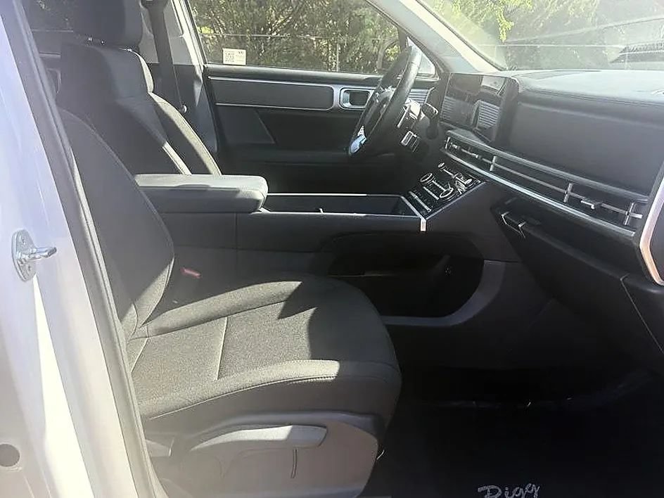Used 2025 Hyundai Santa Fe SE FWD image 28