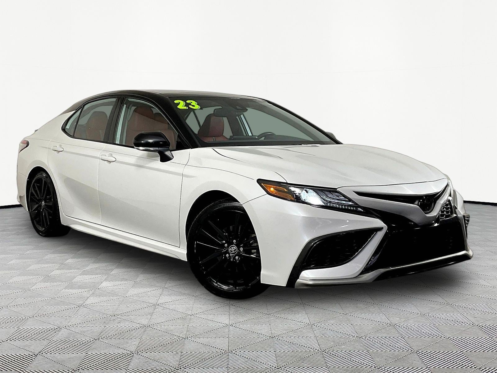 Used 2023 Toyota Camry XSE FWD image 3