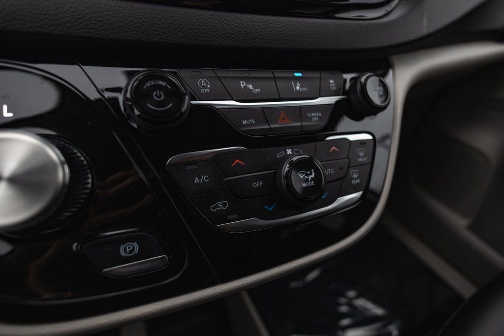 Used 2024 Chrysler Pacifica Touring-L image 18